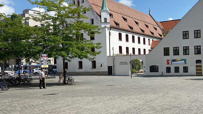 Einsam steht er da— und provoziert trotzdem ungemein: Pegida-Aktivist Heinz Meyer (links im Bild). Einsam steht er da— und provoziert trotzdem ungemein: Pegida-Aktivist Heinz Meyer (links im Bild).