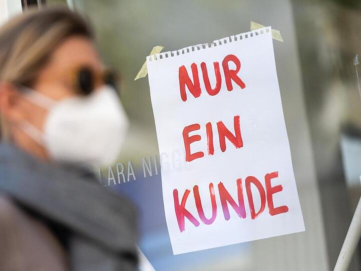 Anders als kleine Geschäfte dürfen in Bayern große Warenhäuser mit mehr als 800 Quadratmetern wegen der Coronakrise nicht öffnen. Das ist verfassungswidrig, unrteilte nun der Bayerische Verwaltungsgerichtshof.