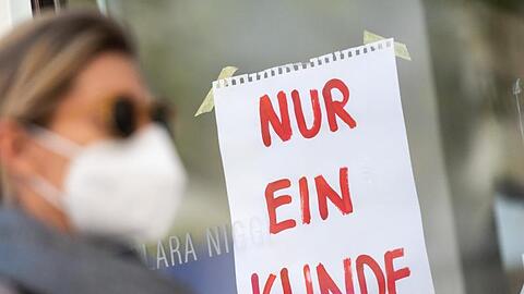Anders als kleine Geschäfte dürfen in Bayern große Warenhäuser mit mehr als 800 Quadratmetern wegen der Coronakrise nicht öffnen. Das ist verfassungswidrig, unrteilte nun der Bayerische Verwaltungsgerichtshof.
