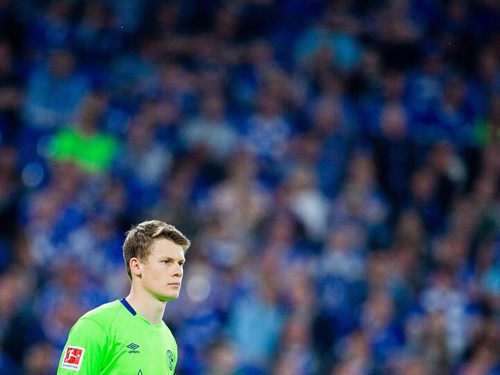 Schalkes Torwart Alexander Nübel steht auf dem Spielfeld. Foto: Rolf Vennenbernd/Archivbild