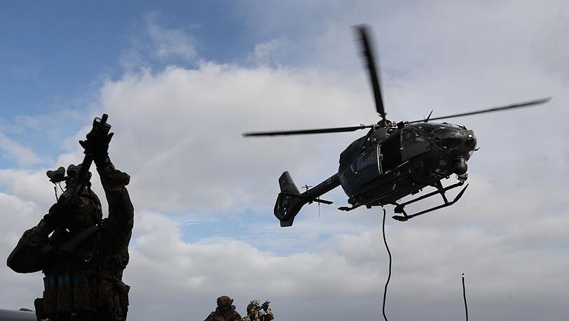 Soldaten des KSM (Kommando Spezialkräfte Marine) seilen sich bei einer Demonstration an Bord der Fregatte Hessen aus einem Hubschrauber ab.