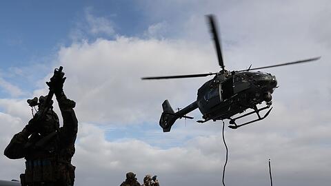 Soldaten des KSM (Kommando Spezialkräfte Marine) seilen sich bei einer Demonstration an Bord der Fregatte Hessen aus einem Hubschrauber ab.