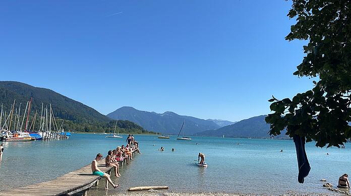 Am Steg neben dem Segelklub Gmund ist das Wasser im Uferbereich so flach, das auch kleine Kinder ihren Spaß haben.