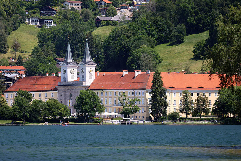 Das ehemalige Kloster Tegernsee. Eckart von Zons zufolge hatte es einst eine größere Bibliothek als der Vatikan oder die Medici in Florenz. Das ehemalige Kloster Tegernsee. Eckart von Zons zufolge hatte es einst eine größere Bibliothek als der Vatikan oder die Medici in Florenz.