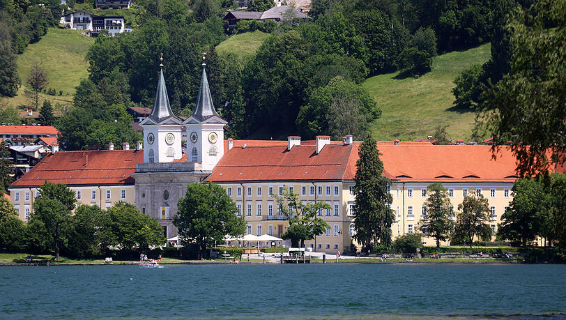 Das ehemalige Kloster Tegernsee. Eckart von Zons zufolge hatte es einst eine größere Bibliothek als der Vatikan oder die Medici in Florenz. Das ehemalige Kloster Tegernsee. Eckart von Zons zufolge hatte es einst eine größere Bibliothek als der Vatikan oder die Medici in Florenz.