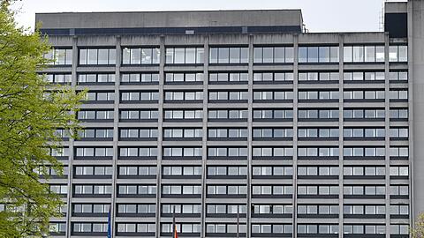 Viel Beton: Das Geb&auml;ude im Norden Frankfurts ist im Stil des Brutalismus errichtet. (Archivbild)