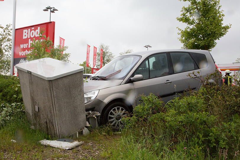 Ein führerscheinloses Mädchen übt auf einem Parkplatz das Autofahren und rast versehentlich in einen Stromkasten.