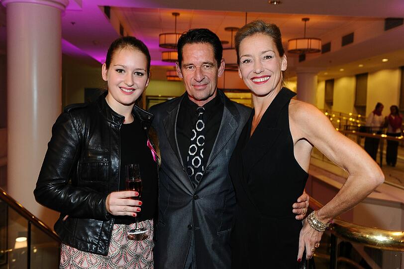 Schauspieler Max Tidof und Lisa Seitz mit Tochter Luzie auf der Pink Charity Night