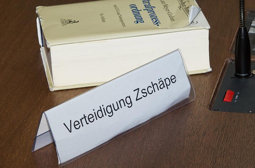 Die Anklagebank im Gerichtssaal im Oberlandesgericht München.