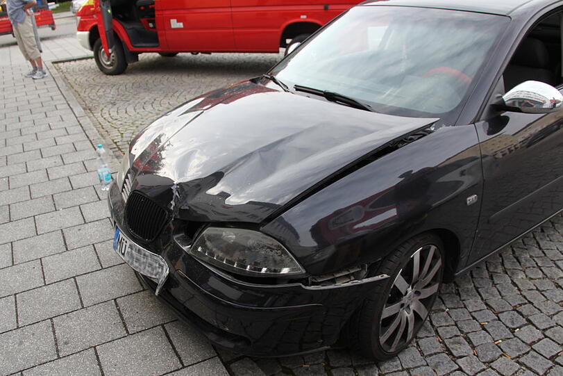Kurioser Unfall beim Einparken in Waldkraiburg. Die Bilder vom Crash in die Sparkasse.