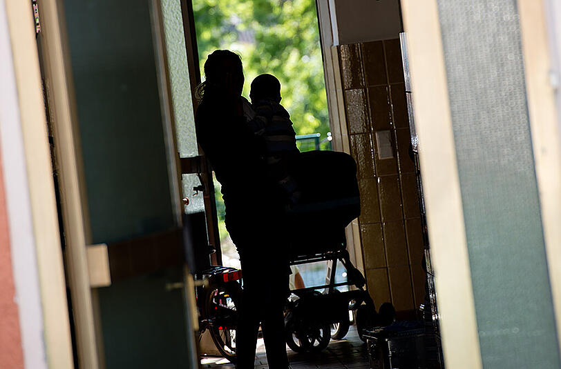 Nach dem Feuer in einem Flüchtlingsheim ist die Ursache noch unklar. Bilder aus Neustadt an der Waldnaab.
