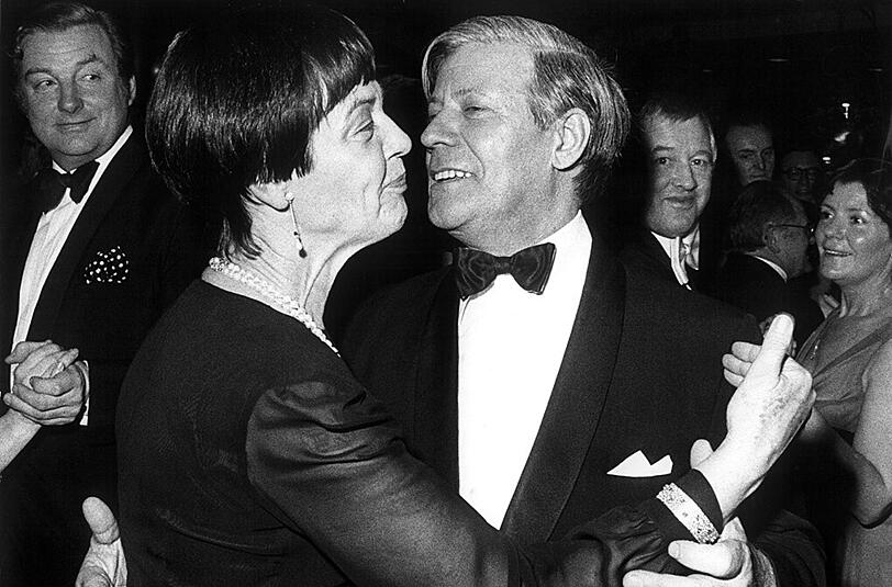 "Schmidtchen Schleicher": Helmut und Loki Schmidt tanzen auf dem Berliner Presseball 1977.