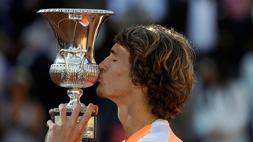 Alexander Zverev küsst den Pokal: Er gewann das Finale in Rom.
