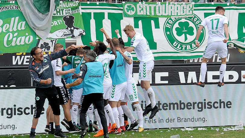 Fürther Spieler, Betreuer und Fans bejubeln den 1:0-Führungstreffer in Heidenheim. Fürther Spieler, Betreuer und Fans bejubeln den 1:0-Führungstreffer in Heidenheim.