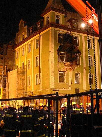 14. Februar 2005: Ein riesiges Loch klaffte in der Fassade des Hauses Donnersbergerstraße 42.