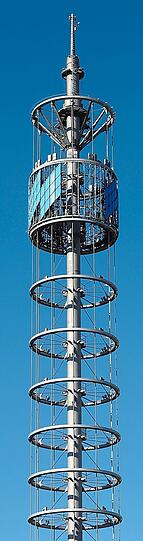 Der Messeturm: 86 Meter hoch - das Messe-Logo oben besteht aus blauen Rauten.