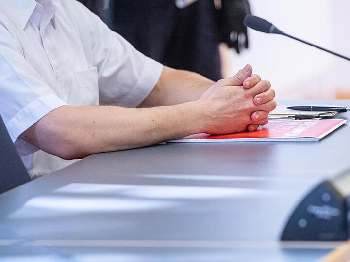 Der Angeklagte sitzt im Verhandlungssaal des Landgerichts. Foto: Armin Weigel/dpa/Archivbild