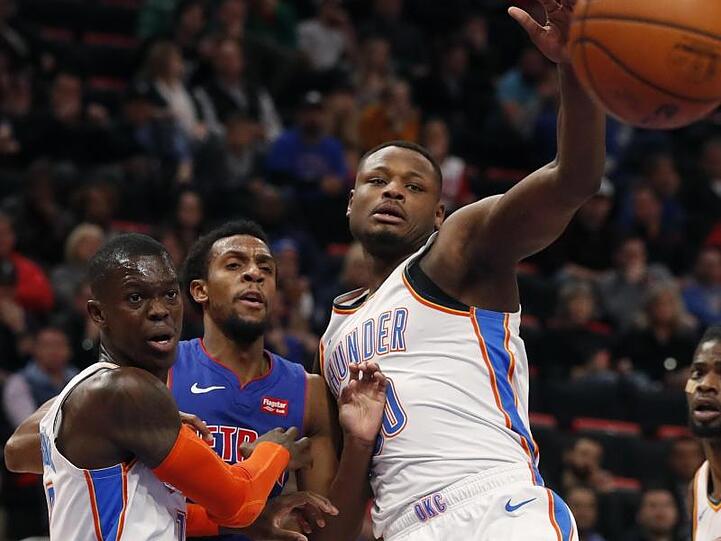 Dennis Schröder (l) überzeugte mit zwölf Punkten, neun Rebounds und sechs Assists.