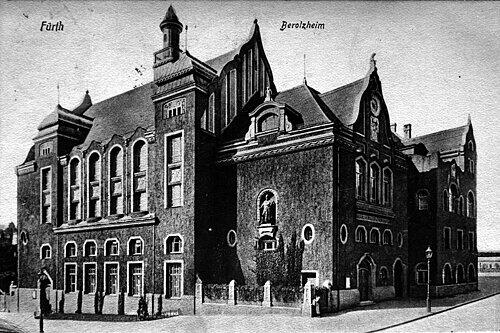 1904 hatte Bleistiftfabrik-Besitzer Heinrich Berolzheimer den Architekt Otto Holzer mit Planung und Bau einer Bildungsstätte beauftragt.