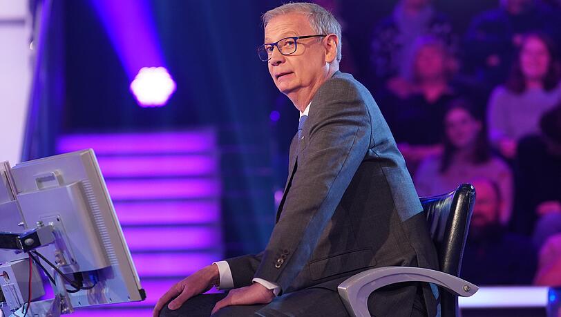 Günther Jauch führt durch die beliebte Quizshow "Wer wird Millionär?". Gelegentlich braucht er dabei einen Spickzettel.