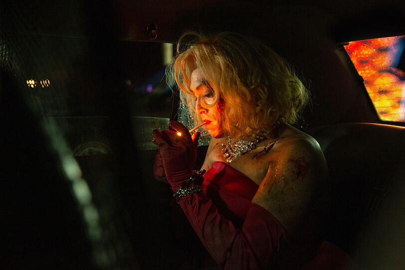 Als Doug (Caleb Landry Jones) festgenommen wird, trägt er Drag: Sein Outfit erinnert an Marilyn Monroe. Als Doug (Caleb Landry Jones) festgenommen wird, trägt er Drag: Sein Outfit erinnert an Marilyn Monroe.