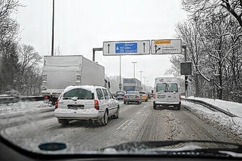 Schnee und Eis: Berufsverkehr in München