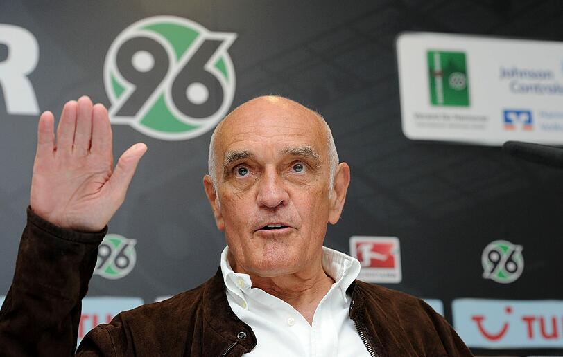 Martin Kind (Präsident Hannover 96): &bdquo;Bayern München ist die 
einzige internationale Marke der Bundesliga, und da müssen sie sich 
mit dem internationalen Transfermarkt messen. Da scheinen solche 
Preise normal zu sein.&ldquo;