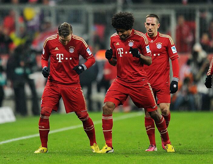 Tanze Samba mit mir: Bastian Schweinsteiger (l.) lernt beim 4:0 gegen Schalke vom Brasilianer Dante.
