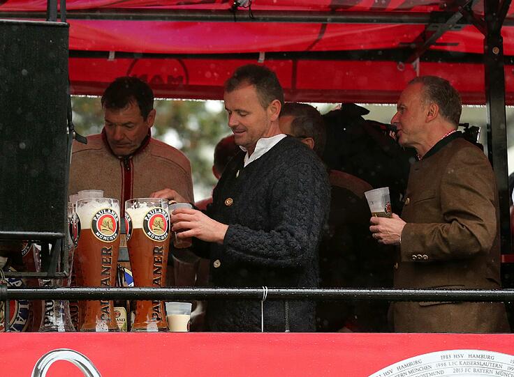 Auf dem Champions-Truck feiern die Bayern-Stars den Triple-Gewinn. Die besten Feierfotos in der Bilderstrecke zum Durchklicken