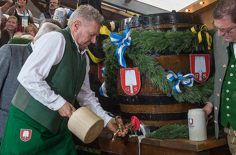 Vier Schläge, dann war "ozapft". Münchens Oberbürgermeister Dieter Reiter beim Wiesn-Anstich im Schottenhamel-Zelt.