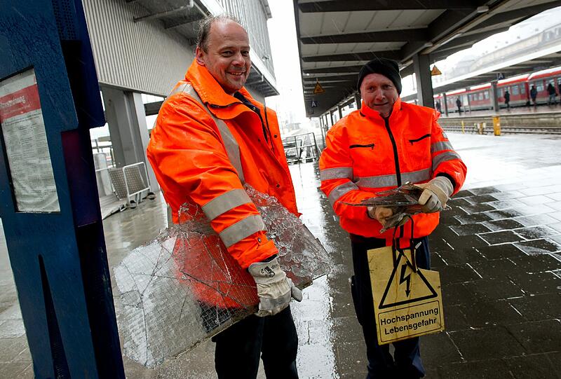 THW-Mitarbeiter sammeln am Hauptbahnhof zerbrochene Fensterscheiben ein. Inzwischen läuft der Betrieb zum Teil wieder.