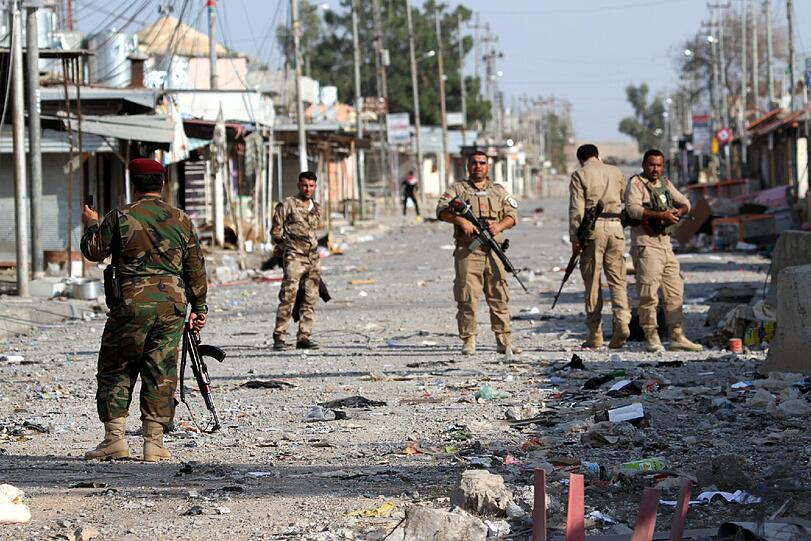 Peschmerga-Kämpfer Mohammed schaut vom Zardk-Berg im Norden des Iraks auf ein Dorf unter Kontrolle der Terrormiliz Islamischer Staat.