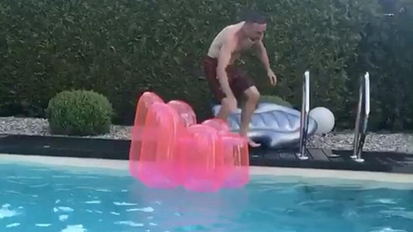 Franck Ribery hat Spaß beim Blödeln am Pool.