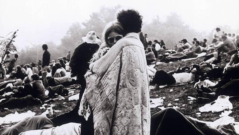 Dieses Foto ging um die Welt. Es stammt aus dem Film "Woodstock - 3 Tage im Zeichen von Liebe & Musik" (1970) Dieses Foto ging um die Welt. Es stammt aus dem Film "Woodstock - 3 Tage im Zeichen von Liebe & Musik" (1970)