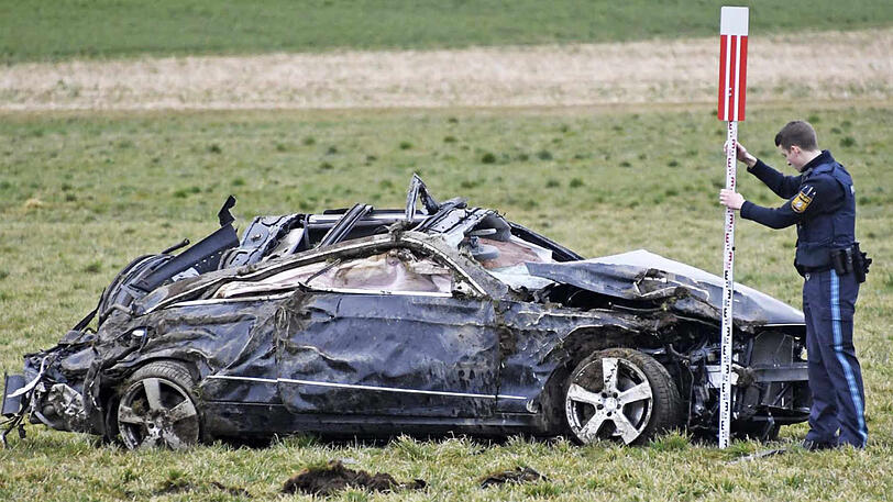 Die Bilder vom Unfallort im Landkreis Ebersberg. Der 23-jähriger Fahrer ist noch am Unfallort gestorben.