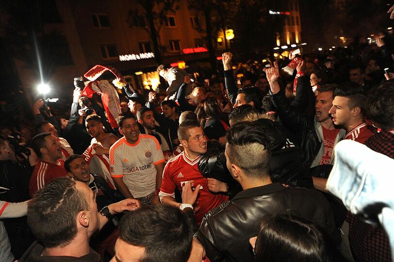 So ausgelassen feiern die Fans auf der Leopoldstraße den Bayern-Sieg. Die Bilder