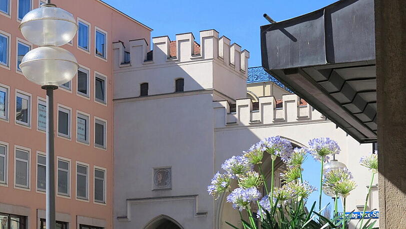 Der XXL-Blumentopf am Karlstor. Der XXL-Blumentopf am Karlstor.