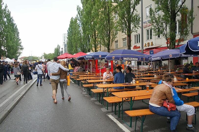 Dem Regen zum Trotz: Unter dem Motto &bdquo;Miteinander Füreinander&ldquo; genossen die Münchner am Samstag Musik, Theater, Literatur, Tanz und Diskussionen auf der Feiermeile.