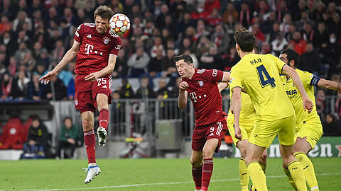 "Ein absoluter Schlag in die Magengrube", sagt Thomas Müller (l.) über das Champions-League-Aus gegen Villarreal.