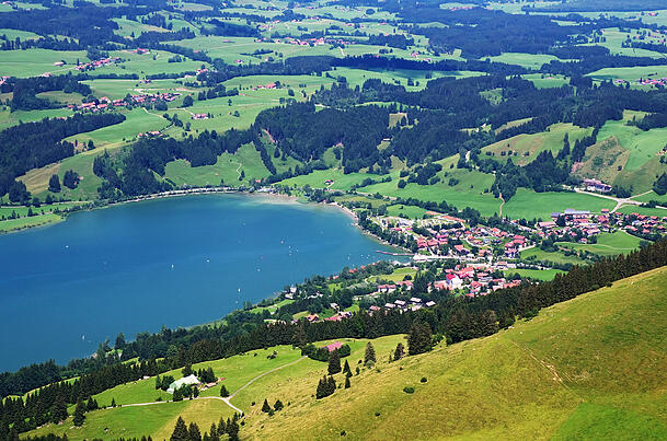 Blick auf den Alpsee. Auch er wurde zur Kulisse für einen Kriminalfall.