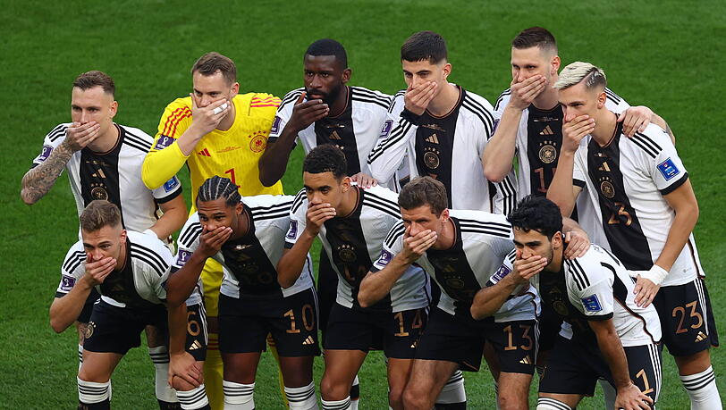Umstrittene Protestaktion: Vor dem WM-Spiel gegen Japan hielten sich die deutschen Spieler die Hand vor den Mund.