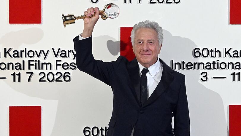 Dustin Hoffman mit seiner Auszeichnung in Karlsbad. Dustin Hoffman mit seiner Auszeichnung in Karlsbad.