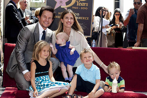 Mark Wahlberg mit Familie bei der Überleihung seines Sterns