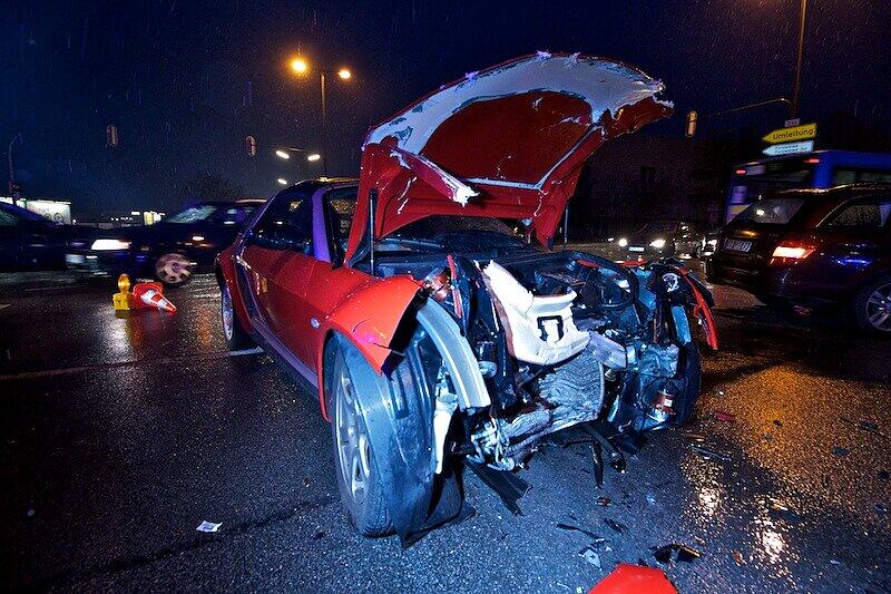 Am Freitag Abend hat sich ein Unfall auf der Kreuzung zwischen der Boschetsrieder und der Höglwörtherstraße zugetragen. Ein Auto ist möglicherweise bei "Spätgelb" über die Kreuzung gefahren, woraufhin ein Abbieger frontal mit dem Auto zusammenstieß.