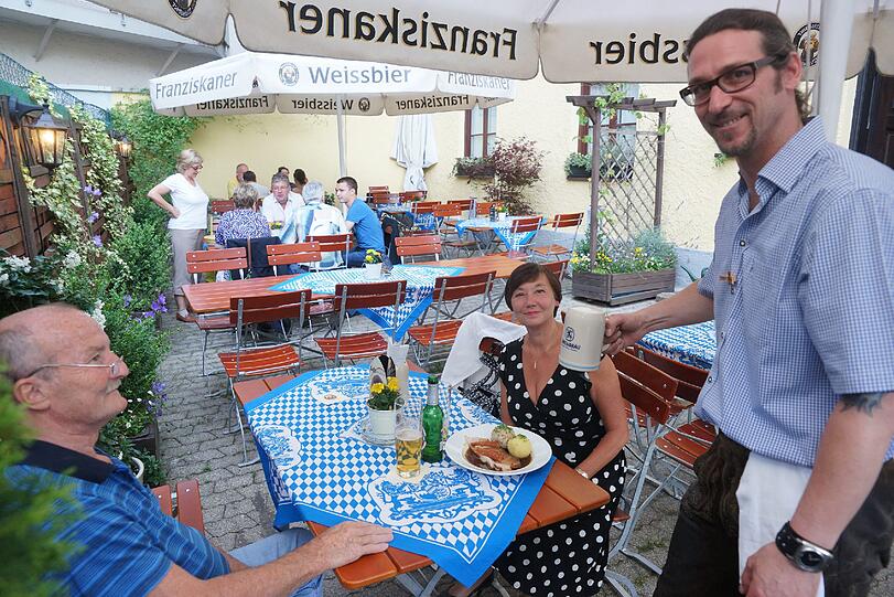 Vorne von der Ohlmüllerstraße aus würde man das gar nicht denken, aber im ruhigen Hinterhof hat der Schoberwirt sogar einen kleinen Wirtsgarten.