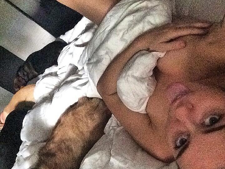 Miley Cyrus: Nackt im Bett - und die Hunde immer dabei