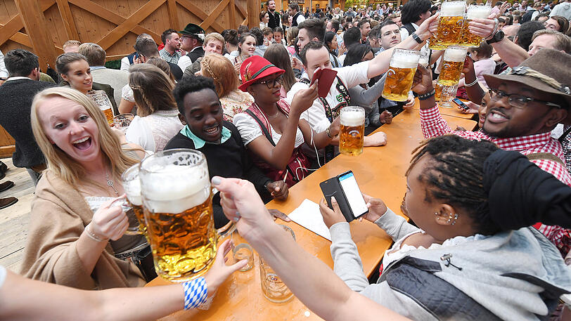 Ausgelassene (Bier-)Seligkeit in den Zelten.