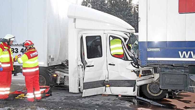 Die Feuerwehr musste den Fahrer aus seinem Führerhaus befreien. Die Bilder vom Unfall auf der A8.