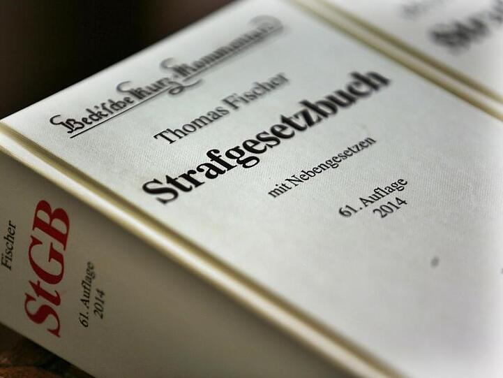 Der Angeklagte soll zusammen mit anderen die Netzplattform "Fraudsters" gegründet haben. Das Forum mit Bezug zu dem englischen Begriff für "Betrüger" wurde Anfang April 2019 abgeschaltet.