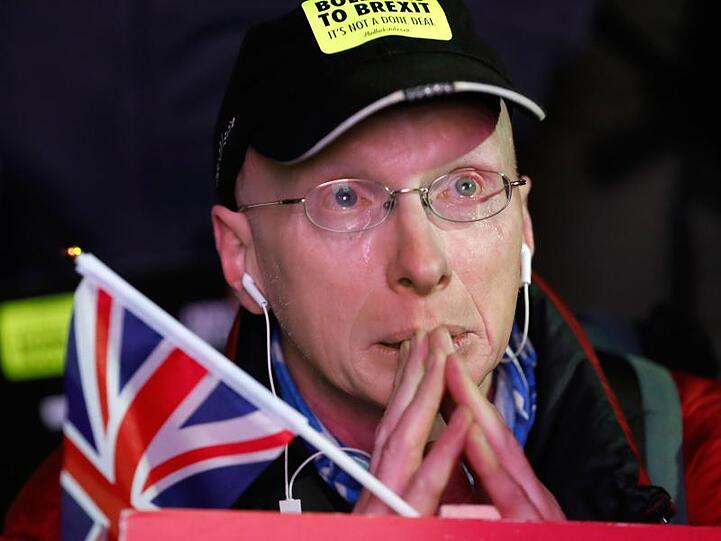 Ein Anti-Brexit-Demonstrant auf dem Parlamentsplatz. Das britische Parlament hat das Brexit-Abkommen abgelehnt.